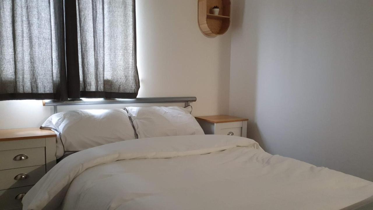 Spacious 5 Min Walk To Leytonstone Underground Station And 5 Stops To Zone 1 Appartamento