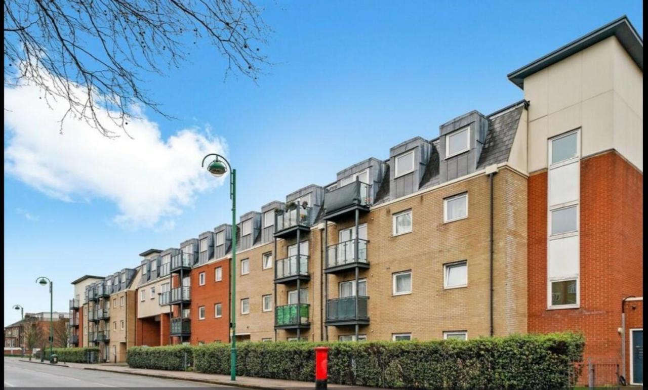 Spacious 5 Min Walk To Leytonstone Underground Station And 5 Stops To Zone 1 Londra